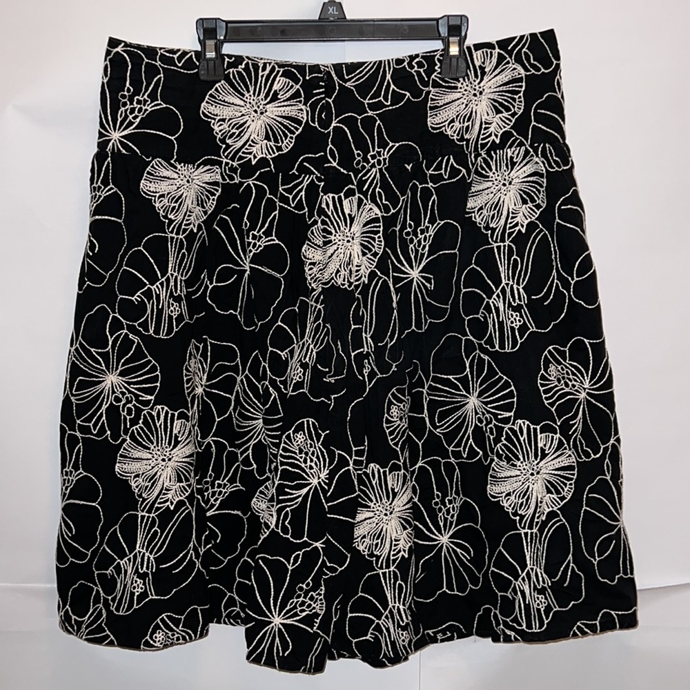 Chico's Women Black White Embroidered Floral A Line Skirt Size 2 - Picture 3 of 6